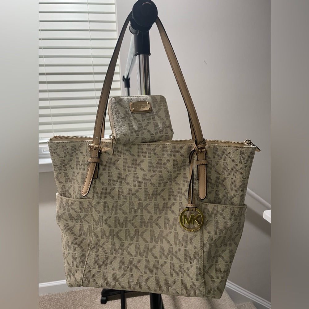 Michael Kors purse W/ matching wallet.
